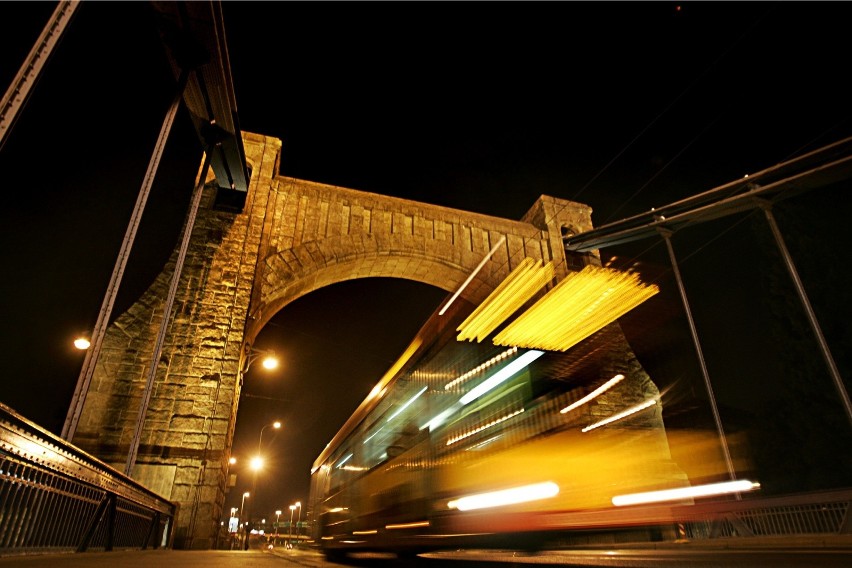 Tramwaje nocne miały numery od 30 w górę i jeździły...