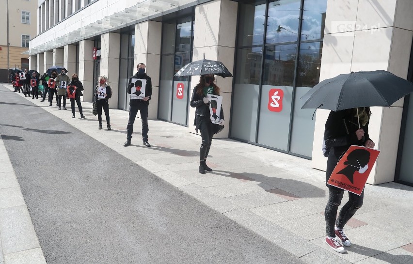 Kolejkowy "Czarny Protest" w Szczecinie przeciwko całkowitemu zakazowi aborcji - 14.04.2020