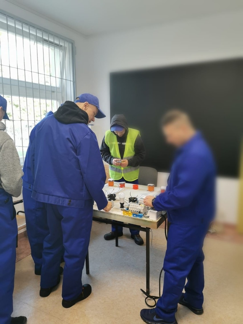 Więźniowie z aresztu w Stawiszynie koło Białobrzegów uczą się zawodu elektryka