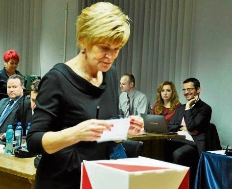 Ewa Pawlusiak, wybrana z PO na radną, głosowała na Zbigniewa Starca z PiS i została etatowym członkiem zarządu powiatu