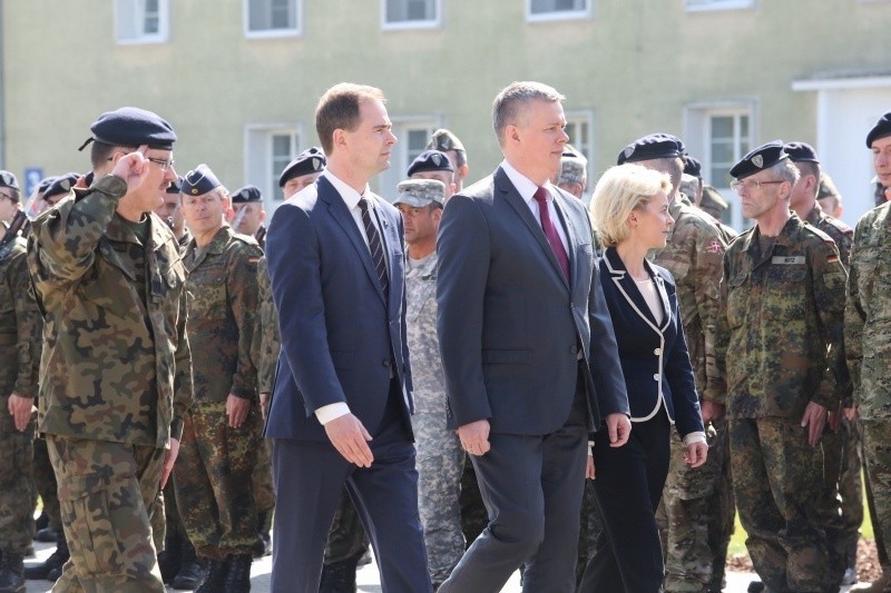 Koszary Bałtyckie z szefami obrony