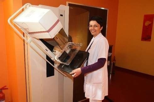Katarzyna Gola, koordynator Poradni Profilaktyki Chorób Piersi Diamed w Kielcach z aparatem do mammografii.