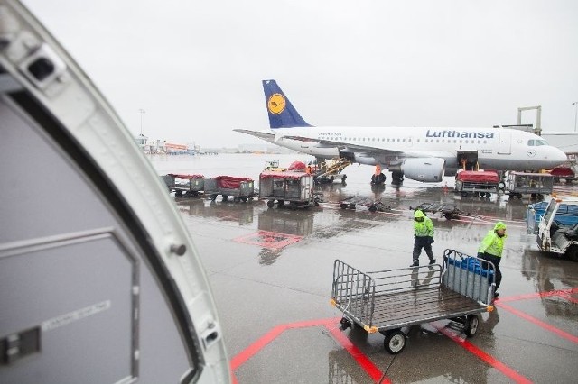 Loty z Łodzi do Amsterdamu i Holandii odbywają się małymi samolotami odrzutowymi bombardier CRJ-700 zabierającymi na pokład 70 pasażerów.