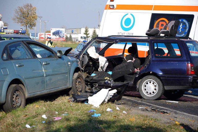 Groźny wypadek na drodze krajowej nr 5 miedzy Żninem a Szubinem. Trzy osoby są poszkodowane, w akcji brał udział śmigłowiec pogotowia ratunkowego.W wypadku, do którego doszło około godz. 15, brały udział dwa samochody osobowe - chevrolet i volkswagen passat. Zderzenie było niemal czołowe. Do wypadku doszło w miejscowości Kowalewo między Żninem a Szubinem.W zdarzeniu ucierpiały trzy osoby - jedną przetransportował do szpitala śmigłowiec Lotniczego Pogotowia Ratunkowego, dwie inne przewieziono karetkami.Ruch samochodów w kierunku Żnina z Szubina jest utrudniony - auta zajmuję prawy pas jezdni. policja kieruje ruchem i ustala przyczyny zdarzenia.Piraci drogowi w regionie. Niemal doprowadzili do tragedii!  [wideo - program Stop Agresji Drogowej 4]