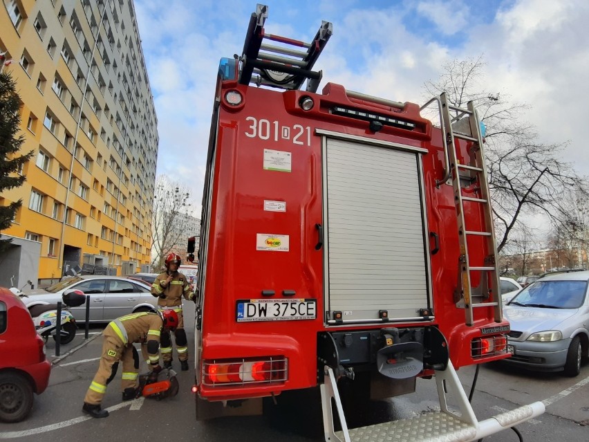 Wrocław: Pożar w bloku na Popowicach. Płonie piwnica