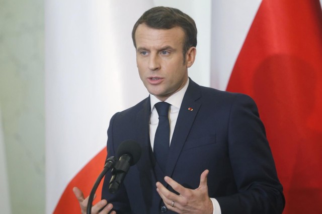 Emmanuel Macron zaatakowany podczas spotkania z wyborcami. Prezydent Francji został uderzony w twarz przez mężczyznę 