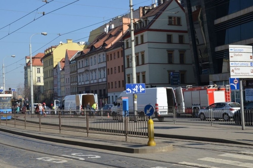Wrocław: Zderzenie trzech aut na Kazimierza Wielkiego [ZDJĘCIA]
