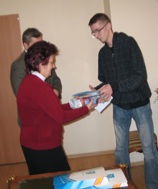 Nagrody zwycięzcom wręczała między innymi Anna Krutys Tracz, przewodnicząca Miejskiej Komisji Rozwiązywania Problemów Alkoholowych w Tarnobrzegu. Nagrodę odbiera gimnazjalista Tomasz Pędzimąż