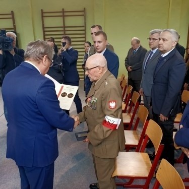 Edward Ciupak, żołnierz niezłomny, otrzymał w Tychowie medal Obrońcy Ojczyzny 1939-1945.