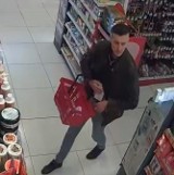 Kryminalni z Bydgoszczy poszukują tego mężczyzny. Ukradł markowe i drogie perfumy