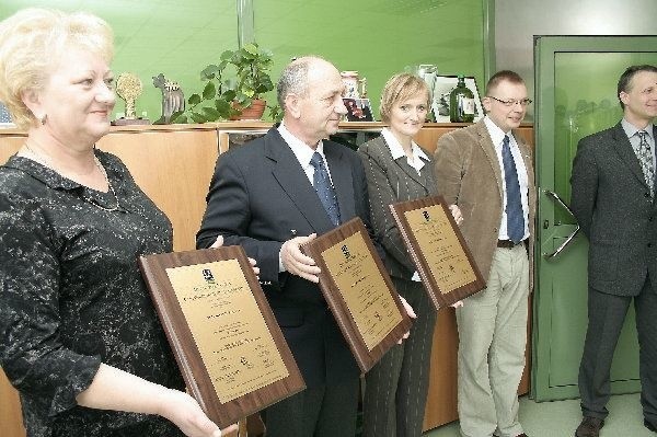 Na zdjęciu: Małgorzata Smolarz, Stefan  Medeński - właściciele firmy, Urszula Górska  - pełnomocnik d/s zintegrowanego systemu  zarządzania, Sławomir Zamroch - dyr.  działu finansowego, Stanisław Bohr - dyr.  działu logistyki