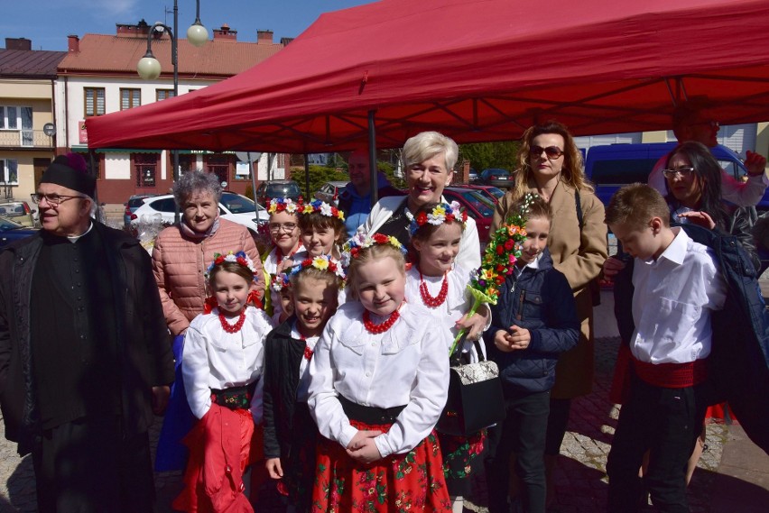 Kolorowy Kiermasz Wielkanocny w Łopusznie zorganizowany wspólnymi siłami gminy i parafii  [ZDJĘCIA, WIDEO]