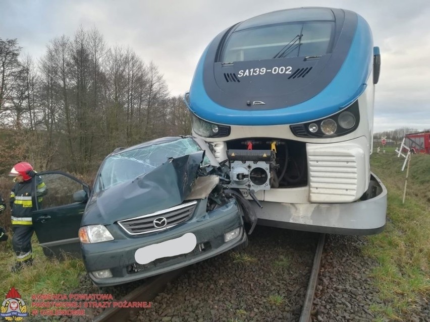 Wypadek pod Goleniowem. Kierowca wjechał pod pociąg [ZDJĘCIA]