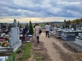 Wszystkich Świętych 2023. Na cmentarzach w powiecie szydłowieckim trwają przygotowania. Zobacz zdjęcia