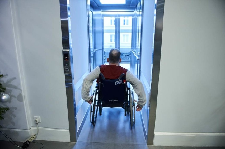 Działa już nowa winda dla niepełnosprawnych w Urzędzie Miasta Łodzi