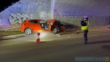 Wypadek w Opolu. Renault clio uderzyło w wiadukt. Policjanci zatrzymali dwie pijane osoby i ustalają, która z nich siedziała za kierownicą