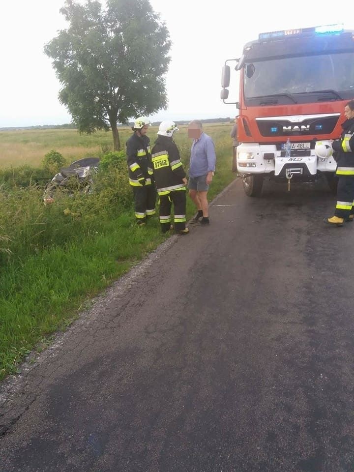 Na miejsce wysłano strażaków z OSP Narew, którzy pomogli...