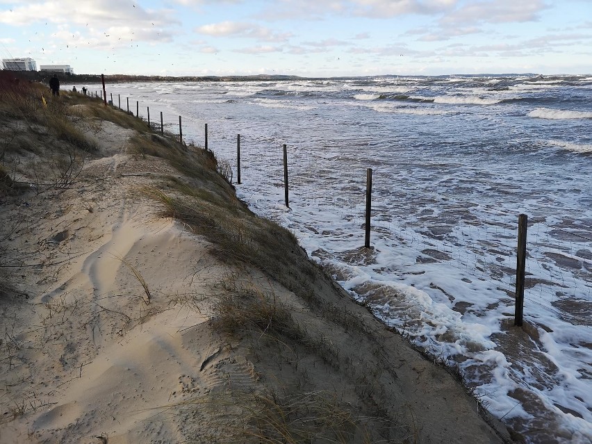 Sztorm w Świnoujściu. Bałtyk zatopił plażę oraz nabrzeża wysp. Takiej sytuacji nie było tu już dawno [ZDJĘCIA]