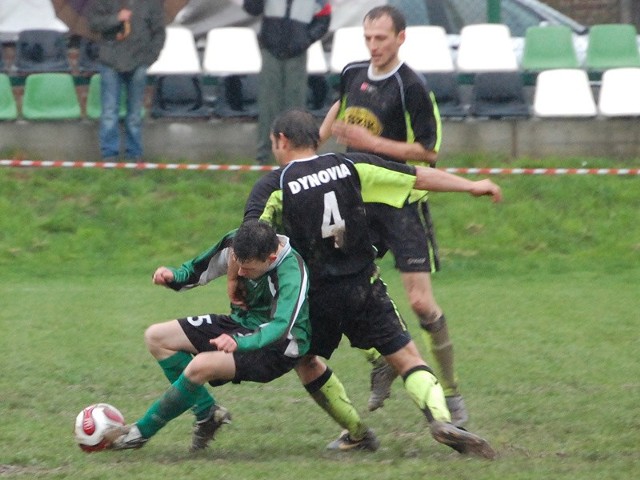 Blazowa (zielono-czarne stroje) w derbach pokonala na swoim boisku Dynów.