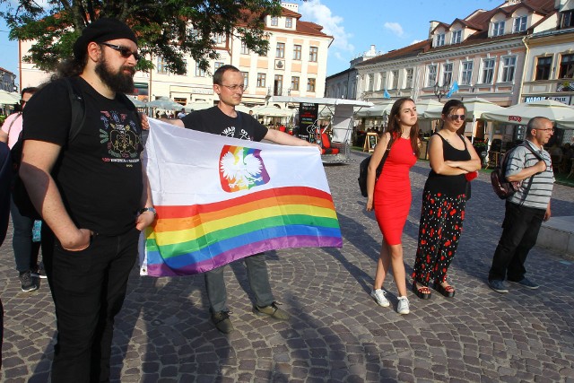 Tadeusz Ferenc zdecydował wczoraj, że nie wyraża zgody na organizację marszu równości w Rzeszowie planowanego na 22 czerwca. Dziś na Rynku odbył się protest przeciwko tej decyzji. Przed Ratuszem pojawiło się ok. 40 osób (wraz z organizatorami). Jedną z nich był Wiesław Buż, przewodniczący Rady Wojewózkiej SLD na Podkarpaciu. Odniósł się do oświadczenia potępiajacego zakaz, które wydała jego partia oraz oznajmił, że w sobotę, na zjeździe partyjnym złoży wniosek do władz krajowych Sojuszu o nie udzielaniu wsparcia partyjnego dla Tadeusza Ferenca "raz na zawsze", jeżeli ten nie zmieni decyzji. Protest został zorganizowany przez grupę Rebelianty Podkarpackie. Zapowiedzieli oni zaskarżenie decyzji o zakazie dla marszu równości. Podczas zgromadzenia przemawiali też przedstawiciele patrii Razem oraz Przedwiośnie, czyli młodzieżówka Wiosny Roberta Biedronia. Prezydent Tadeusz Ferenc zapowiedział dziś, że podjętej w trosce o bezpieczeństwo mieszkańców decyzji zmieniać nie zamierza. Urzędnicy z Ratusza zapowiedzieli jednocześnie, że zastosują się do ewentualnego wyroku sądu, gdyby ten nakazał zmianę decyzji. Tak było na I Marszu Równości w Rzeszowie.