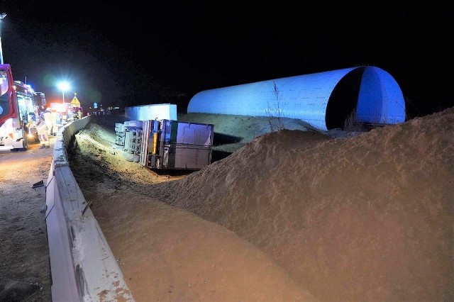 Policjanci skierowani na miejsce zastali w rowie pojazd ciężarowy marki scania