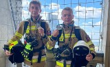 Dwaj strażacy ochotnicy z Osin wbiegli w maskach tlenowych i mundurach bojowych na 30 piętro Pałacu Kultury i Nauki