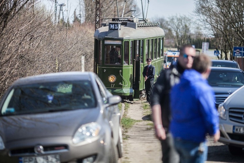 Tramwaj z Bronisławem Komorowskim wykoleił się w Konstantynowie [ZDJĘCIA]