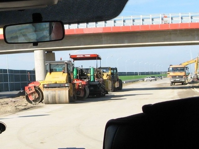 Rzeszowski oddział GDDKiA wypłacił pierwsze pieniądze przedsiębiorcom poszkodowanych przy budowie autostrady A4 na Podkarpaciu.