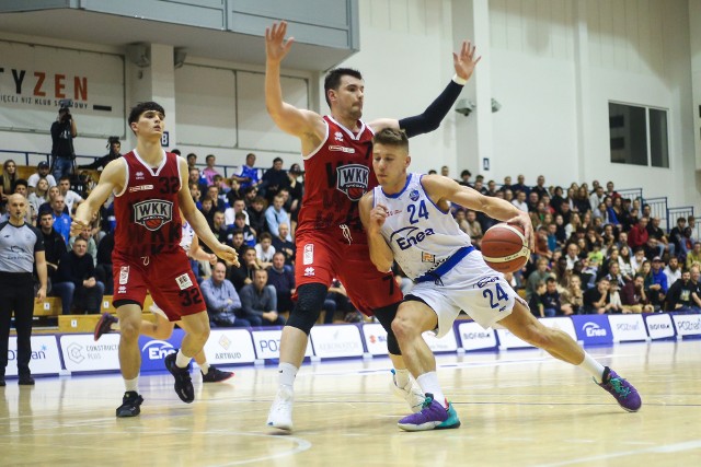 W akcji najskuteczniejszy zawodnik Enei Basket, zdobywca 23 punktów w meczu z WKK, Marcin Dymała