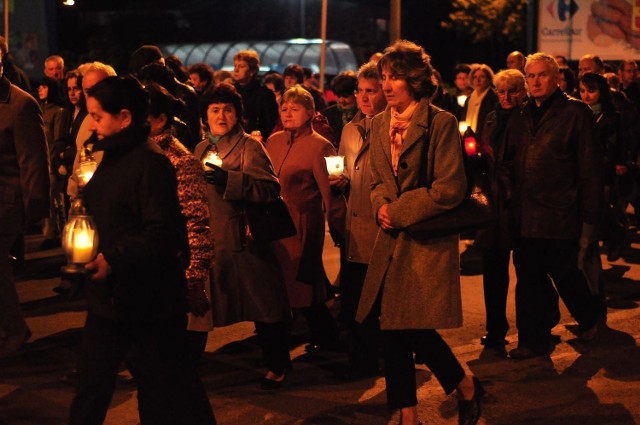 W niedzielny wieczór ulicami Tarnobrzega przeszła procesja. Wierni z lampionami modlili się w intencji Jana Pawła II.