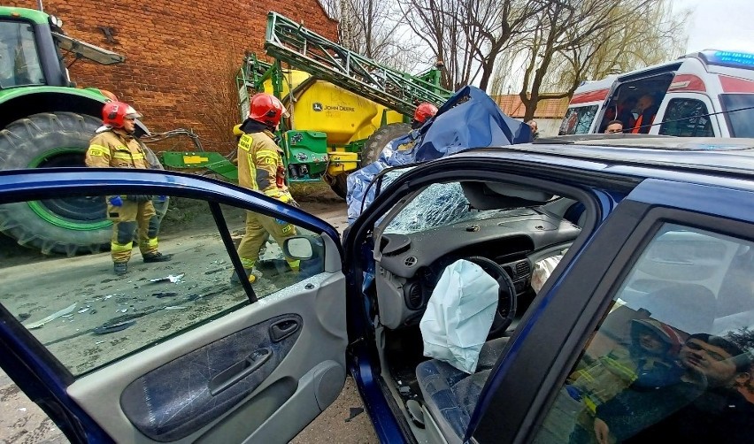 Wypadek w Dobrzykowicach pod Wrocławiem. Czołowe zderzenie...