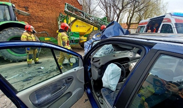 Wypadek w Dobrzykowicach pod Wrocławiem. Czołowe zderzenie renaulta z ciągnikiem rolniczym