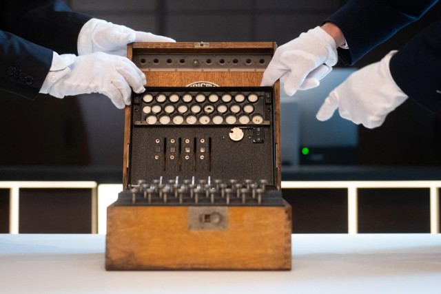 Egzemplarz niemieckiej maszyny szyfrującej prezentowany w Poznańskim Centrum Szyfrów Enigma. Obecnie nie posiada ono egzemplarza urządzenia na własność, prezentowane są urządzenia czasowo wypożyczane z innych placówek.