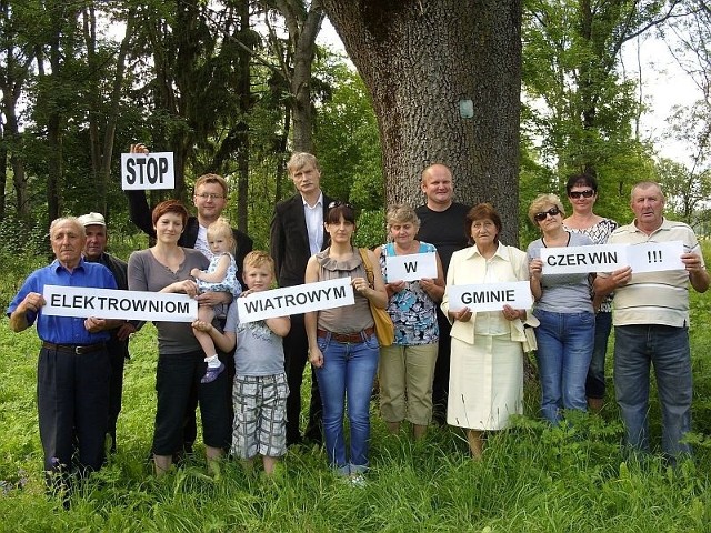 Członkowie komitetu, który protestował przeciw budowie wiatraków w Czerwinie