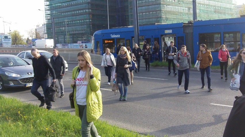 Kraków. Awaria tramwaju. Ludzie wysiadali wprost na ruchliwą ulicę [ZDJĘCIA, WIDEO]
