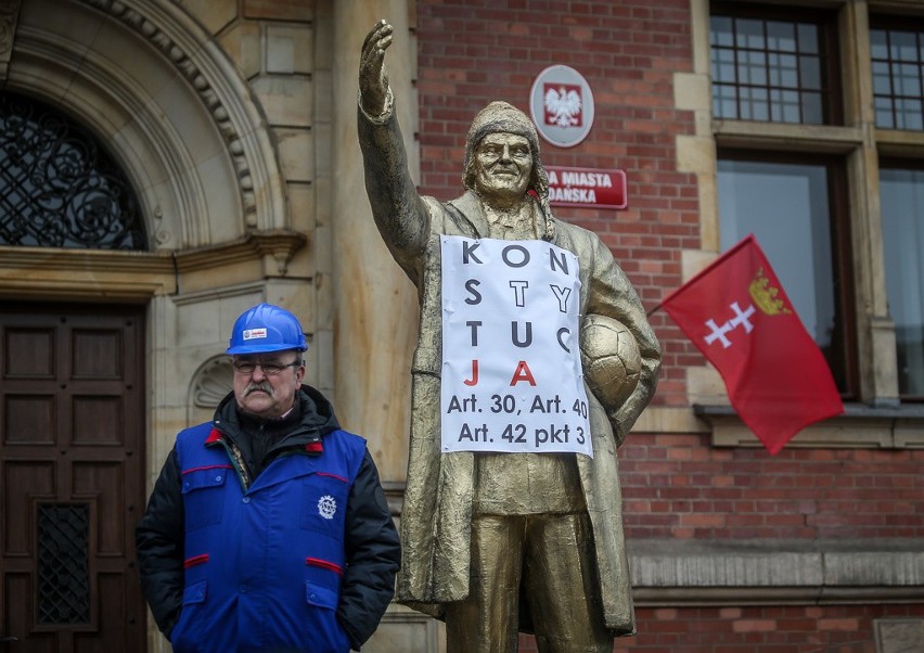 Przedstawiciele "Solidarności" ze złotym pomnikiem Donalda Tuska pod Radą Miasta Gdańska. To protest w sprawie uchwał o księdzu Jankowskim