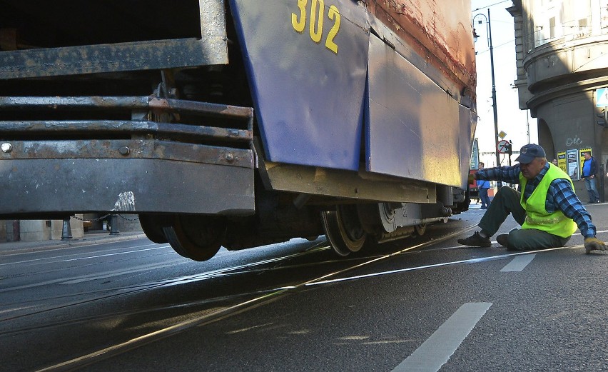 Tramwaj wypadł z szyn przy Klaryskach