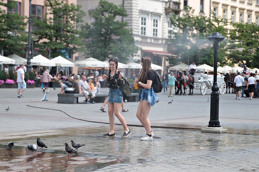 Upał w Krakowie. W mieście stanęły kurtyny wodne! [ZDJĘCIA]