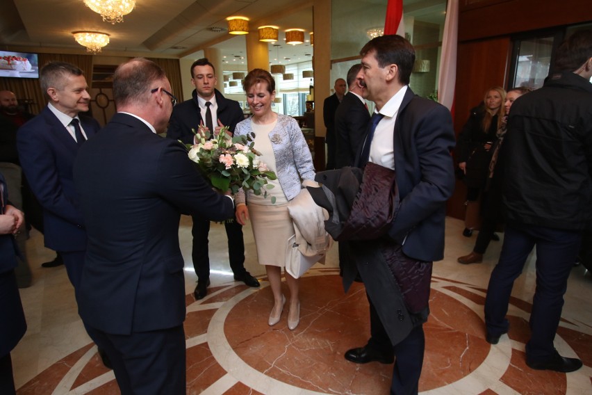 Prezydent Andrzej Duda i prezydent Węgier Janos Ader są już w Kielcach (WIDEO)