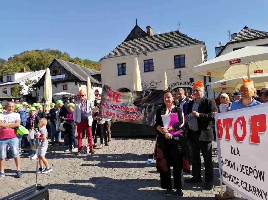 Protest w Kazimierzu Dolnym. Kilkaset osób podpisało się pod petycją w sprawie ochrony wąwozów Kazimierskiego Parku Krajobrazowego