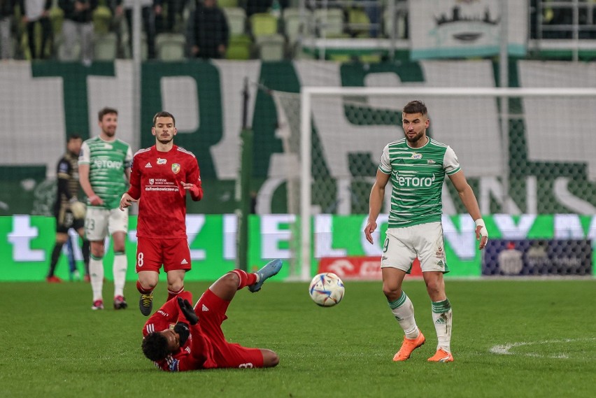 Lechia Gdańsk wciąż może się utrzymać w PKO Ekstraklasie. Czyim kosztem? Dziewięć drużyn zamieszanych w grę o pozostanie w elicie