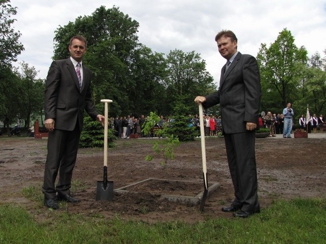 Uroczystego posadzenia Dębu Pamięci dokonali dyrektor Grzegorz Jasionowski oraz starosta Zbigniew Kamiński.