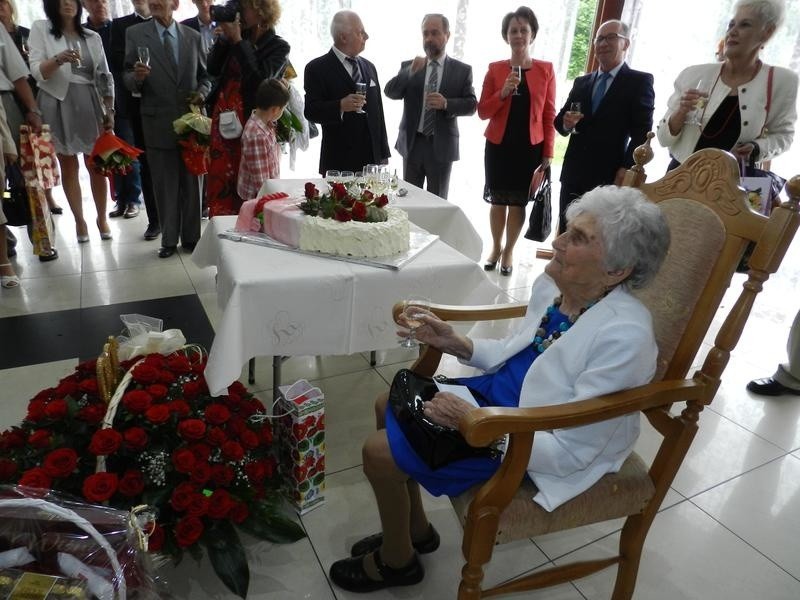 Osiek. Pani Krystyna skończyła 100 lat. Nie chodzi do lekarzy, ma dobrą pamięć, często się uśmiecha i nawet tańczy