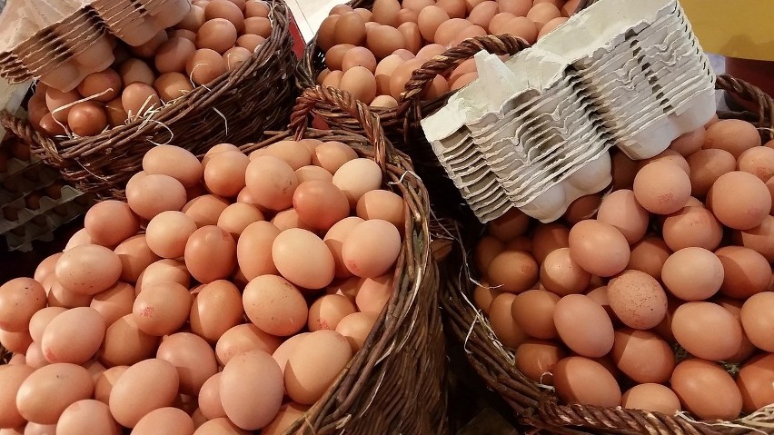 Ceny jajek w sklepach znów mogą rosnąć, bo brakuje kur, a święta u progu. Światowy rynek jaj wygląda bardzo źle