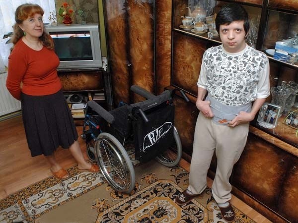 Wózek inwalidzki w niewielkim mieszkaniu państwa Pytlaków jeszcze jest, ale teraz służy Karolowi do oglądania telewizji. - Dziękujemy wszystkim, którzy pomogli synowi stanąć na nogi - ze łzami w oczach mówi Jadwiga Pytlak.