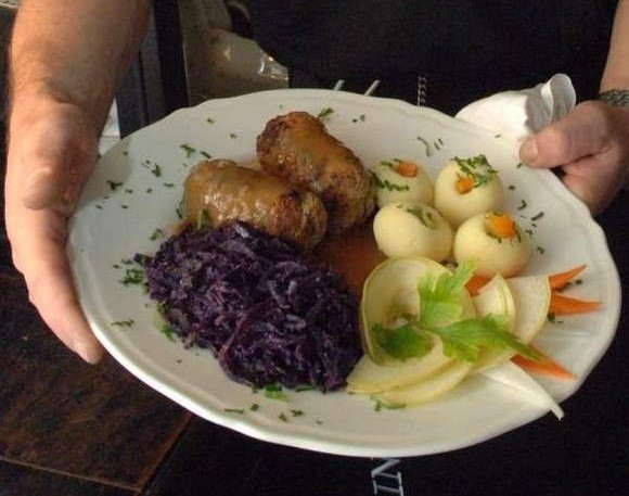 Obiad zapewniany przez firmę Mondial ma niewiele wspólnego z typowym jedzeniem serwowanym na Opolszczyźnie.