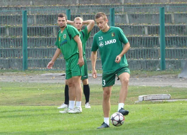 Przemysława Żmudę (z lewej, obok Bartosz Horajecki, z piłką Krystian Getinger) i jego kolegów ze Stali Stalowa Wola czeka mecz z Motorem w Lublinie.