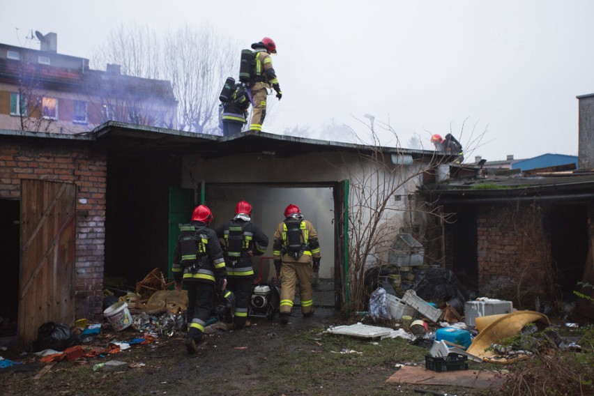 Pożar na ul. Długiej w Słupsku. Budynek gospodarczy palił się drugi raz w ciągu miesiąca
