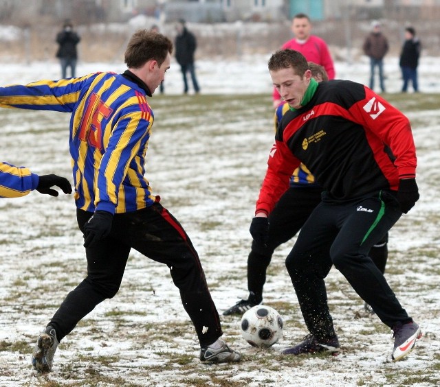 Ostatni przed wiosenną inauguracją rozgrywek trzeciej ligi sparing piłkarzy Siarki Tarnobrzeg wypadł bardzo okazale. Obydwa gole dla "Siarkowców&#8221; zdobył Piotr Kamiński (z prawej).