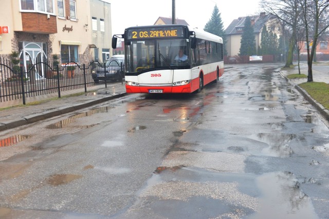 Asfalt na ulicy Idalińskiej aż prosi się o wymianę, ponieważ jest bardzo nierówny i pokryty łatami. Drogowcy twierdzą, że sama wymiana nawierzchni nie pomoże, bo ulica ma zbyt słabą podbudowę.